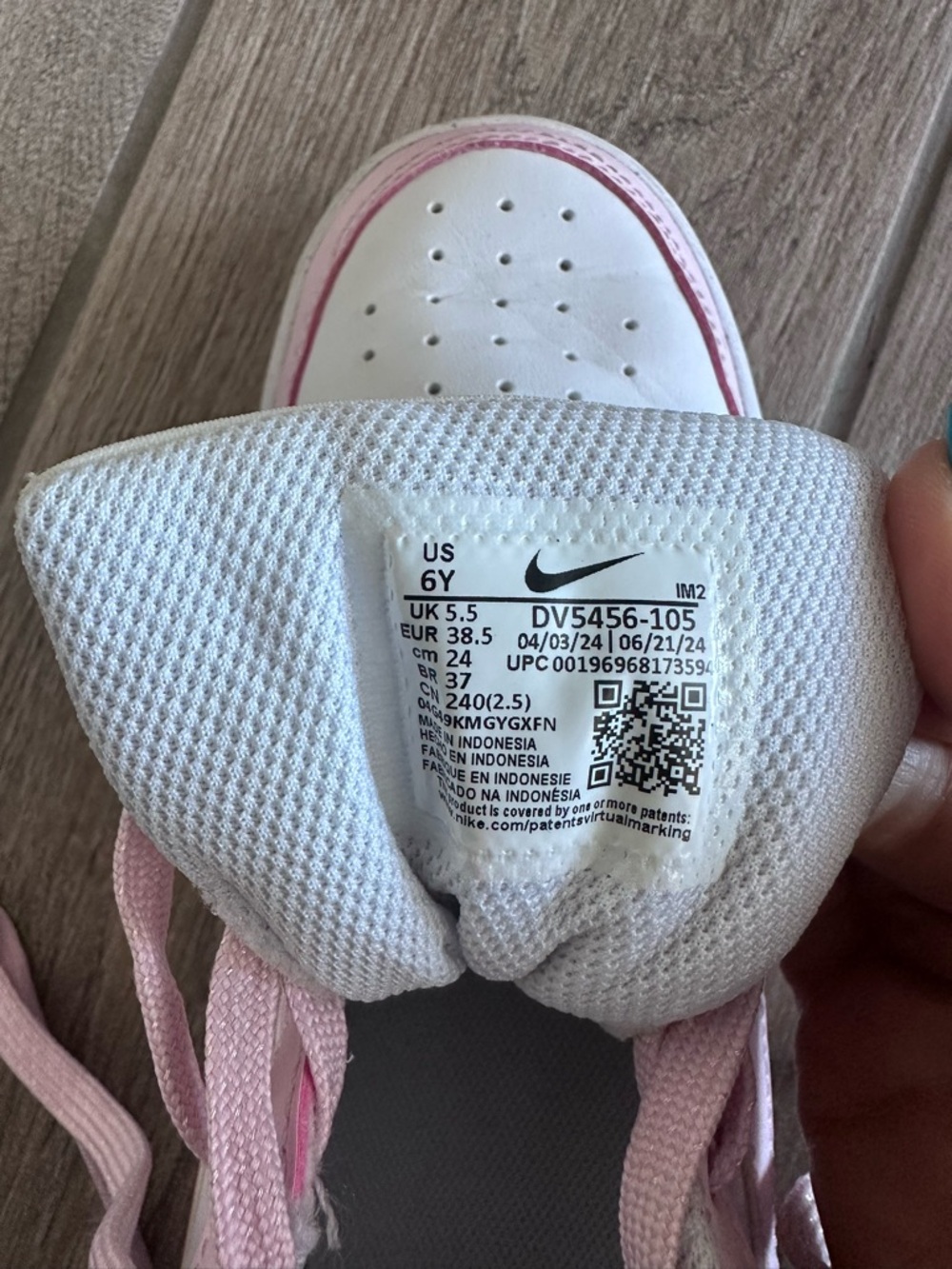 Nike Kids White and Light Pink Low-Top Sneakers - Picture 4 of 4